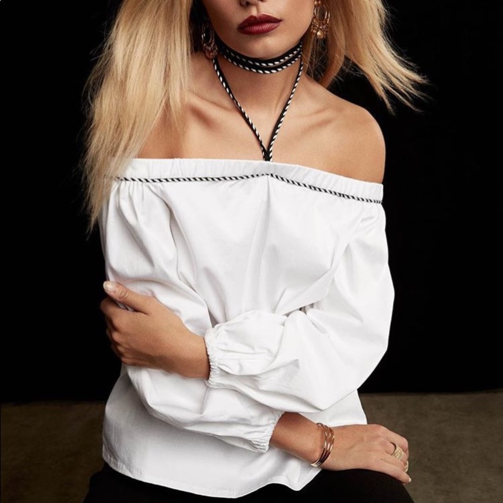 Off shoulder top - M 🤍🖤